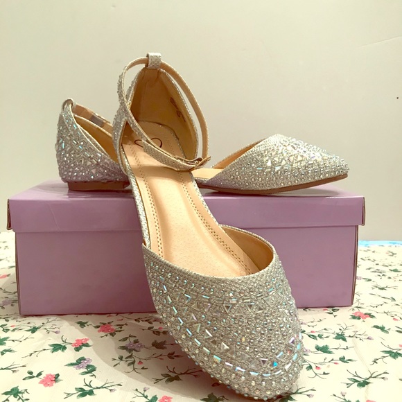 NIB—Windsor glitz and glam flats